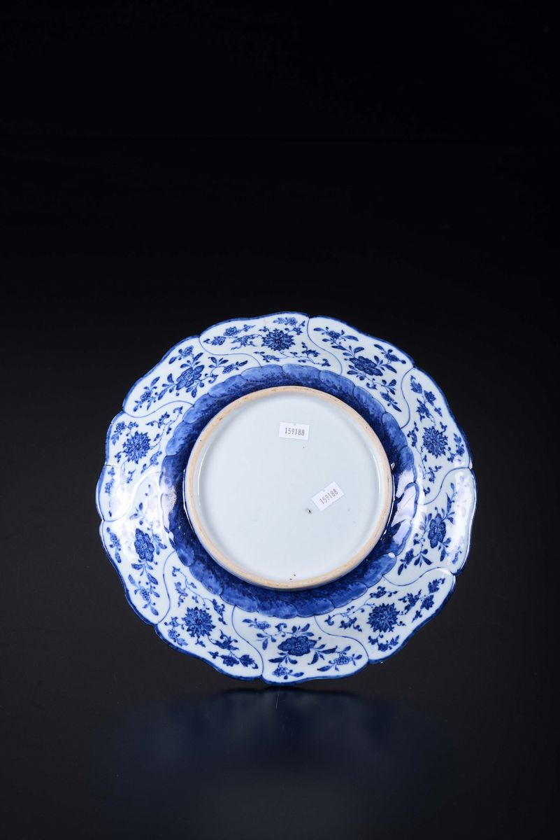 Piatto in Porcellana Bianca e Blu a Decoro Floreale D’ispirazione Ming, Cina, Dinastia Qing, XVII...