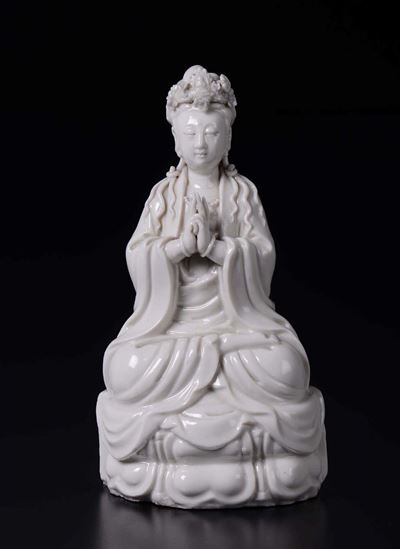 Figura di Guanyin Seduta su Fiore di Loto in Porcellana Blanc De Chine, Cina, Dinastia Qing, XVII...