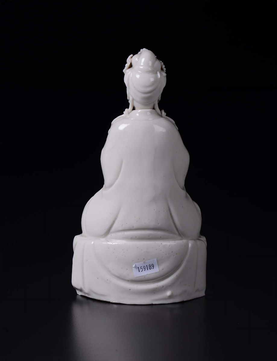 Figura di Guanyin Seduta su Fiore di Loto in Porcellana Blanc De Chine, Cina, Dinastia Qing, XVII...