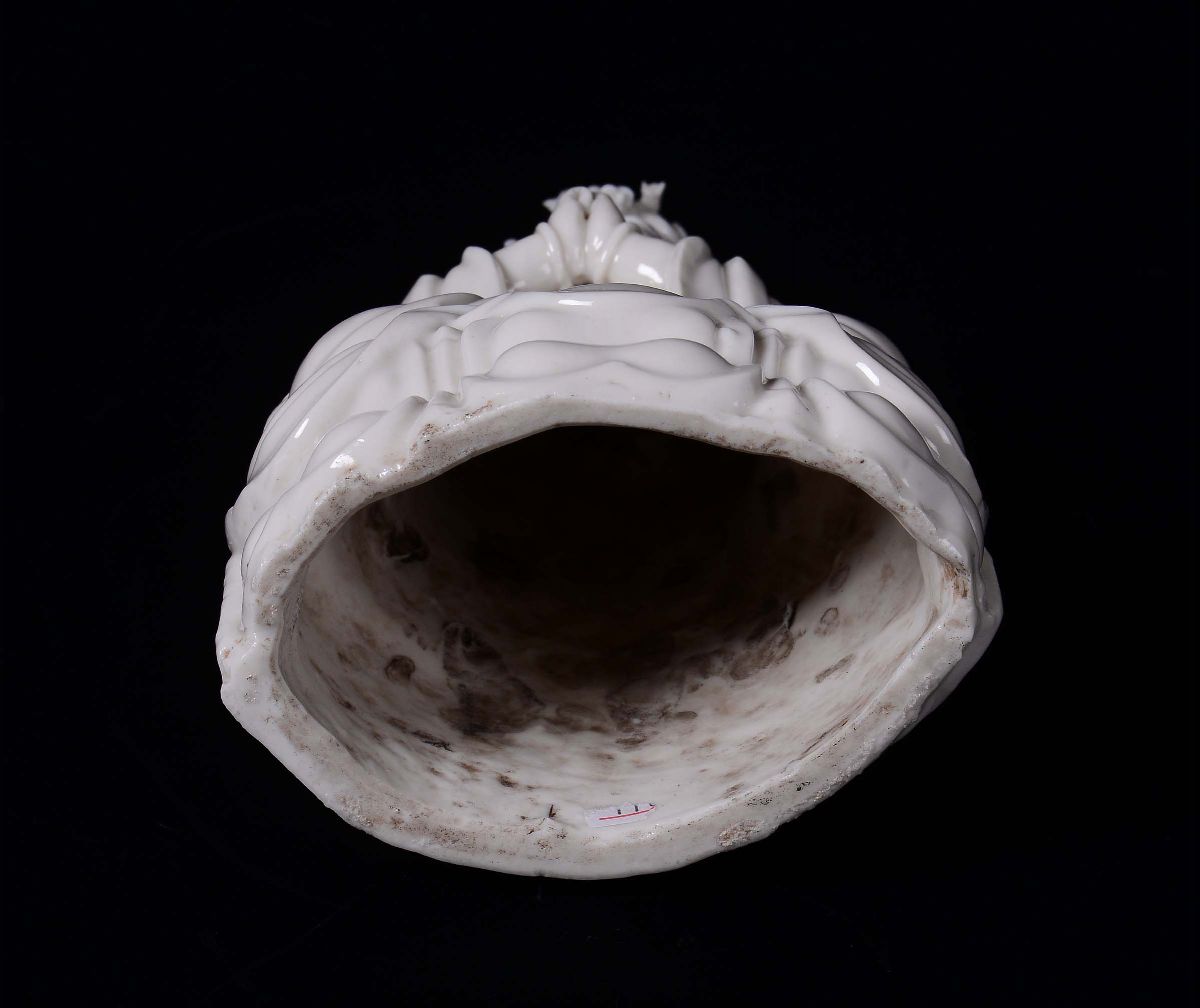 Figura di Guanyin Seduta su Fiore di Loto in Porcellana Blanc De Chine, Cina, Dinastia Qing, XVII...