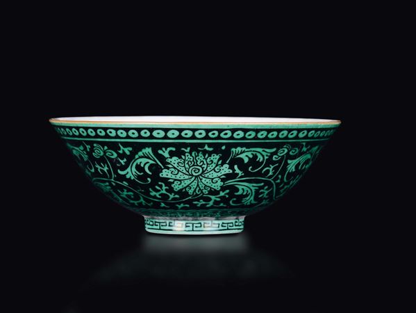 Ciotola in porcellana a fondo nero con decoro verde di fiori di loto, Cina, Dinastia Qing, marchio e del periodo Qianlong (1736-1795)