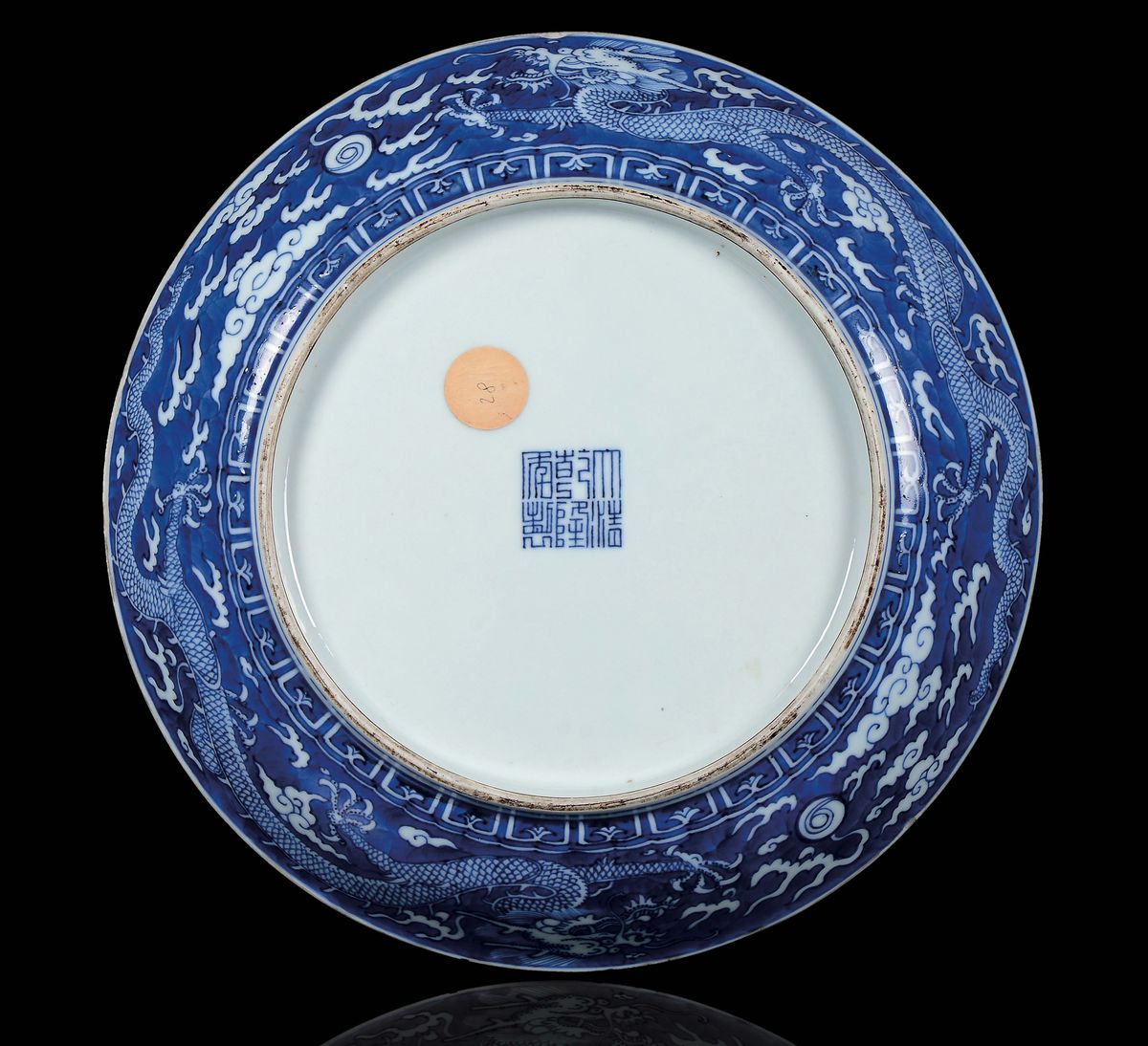 Piatto in Porcellana Bianca e Blu con Decoro di Draghi tra le Nuvole, Cina, Dinastia Qing, Marchi...