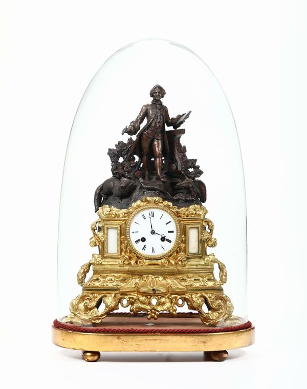Pendola Napoleone III in campana di vetro raffigurante La Fontaine con animali delle fiabe, Francia XIX secolo