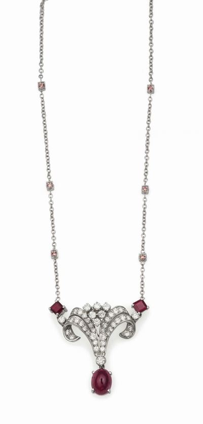 Pendente con Rubino Taglio Cabochon e Diamanti