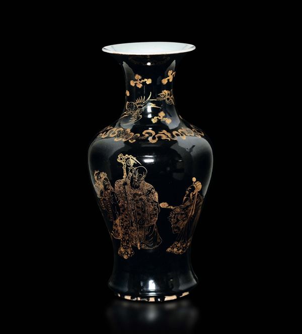 Vaso in porcellanan a fondo nero con decoro dorato raggifurante saggi e fanciullo, Cina, Dinastia Qing, XIX secolo