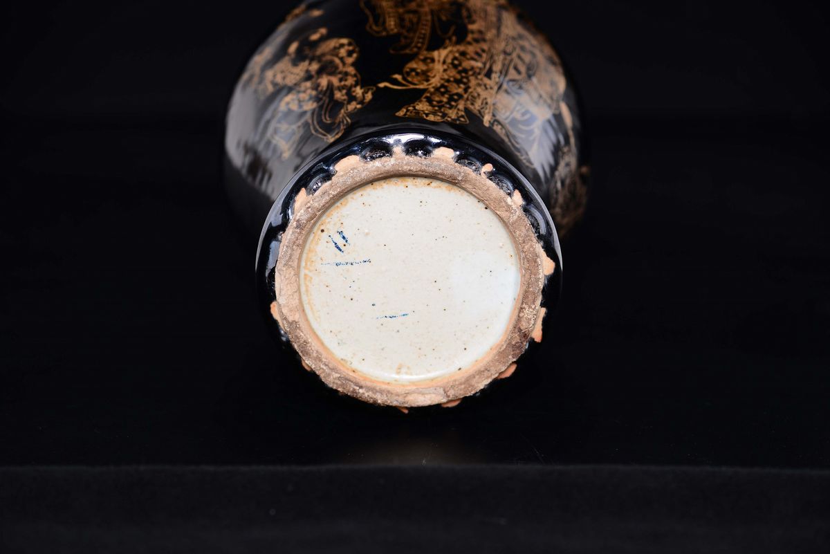 Vaso in Porcellanan a Fondo Nero con Decoro Dorato Raggifurante Saggi e Fanciullo, Cina, Dinastia...