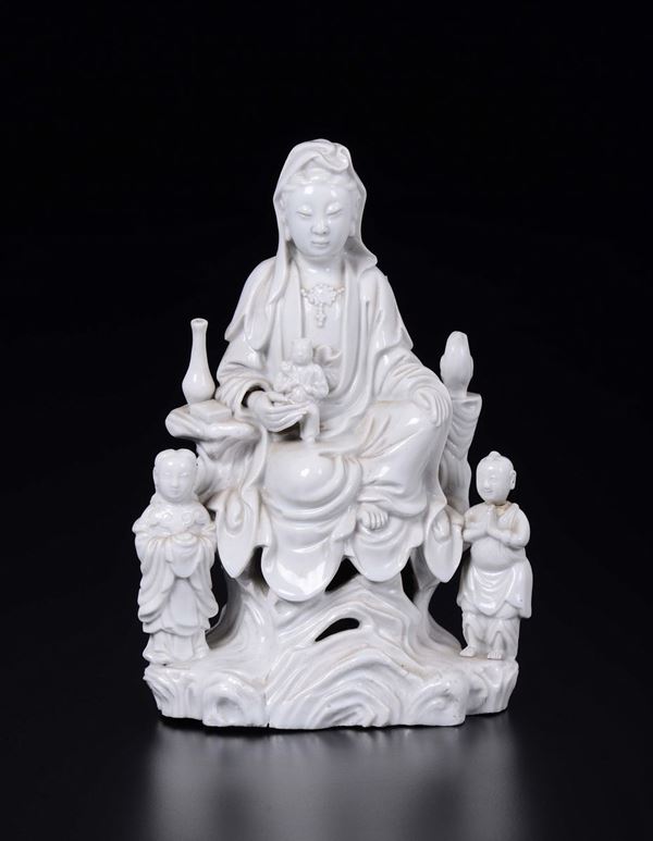 Gruppo in porcellana Blanc De Chine raffigurante Guanyin con fanciulli, Cina