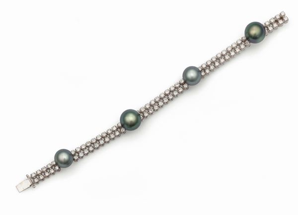 Diamond and grey pearls bracelet set in white gold