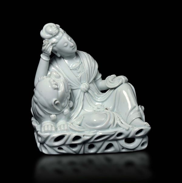 Figura di Guanyin reclina sopra cane di Pho in porcella Blanc de Chine Dehua, Cina, Dinastia Qing, XVIII secolo
