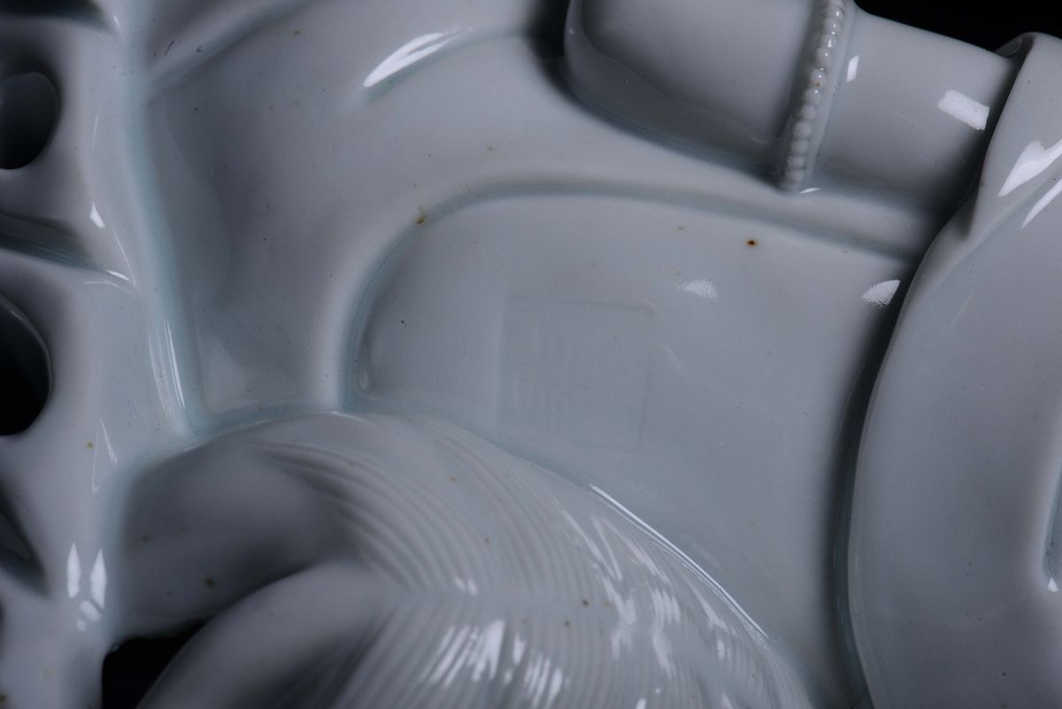 Figura di Guanyin Reclina Sopra Cane di Pho in Porcella Blanc De Chine Dehua, Cina, Dinastia Qing...