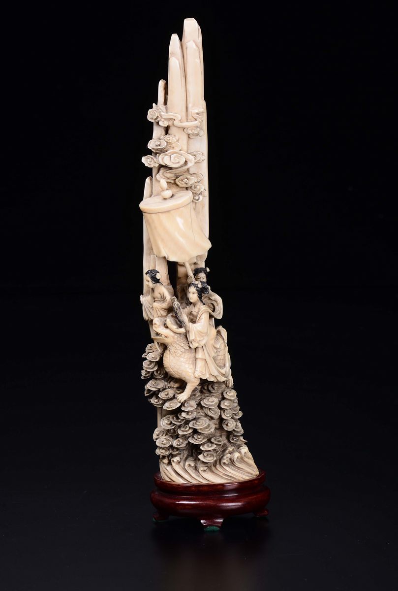 Gruppo Scolpito in Avorio con Tre Guanyin e Cane di Pho, Cina, Dinastia Qing, Fine XIX Secolo