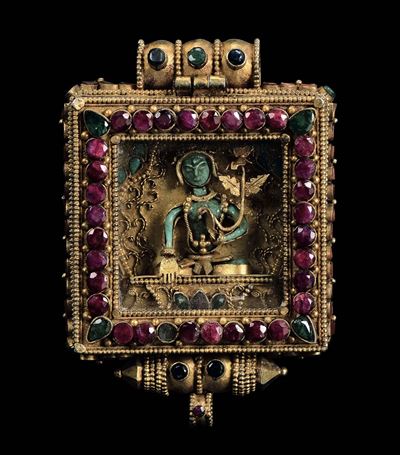 Piccolo Ghau Gao in Argento Dorato con Innesti di Pietre Dure, Tibet, Fine XIX Secolo