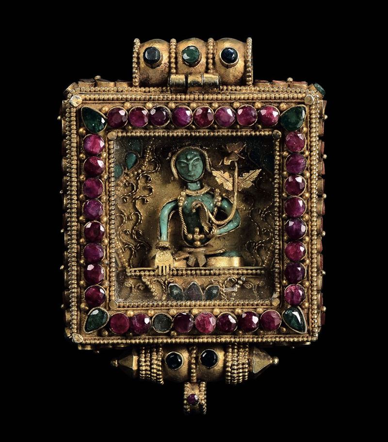 A small gilded silver Ghau gao with semi-precious stones inlays, Tibet, late 19th century  - Auction Fine Chinese Works of Art - Cambi Casa d'Aste