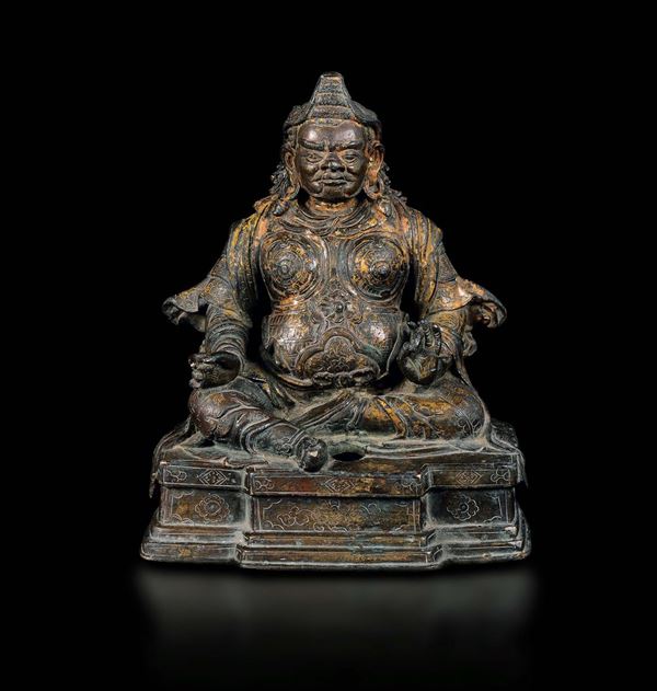 Figura di Guardiano seduto in bronzo con tracce di doratura, Tibet, fine XVII secolo