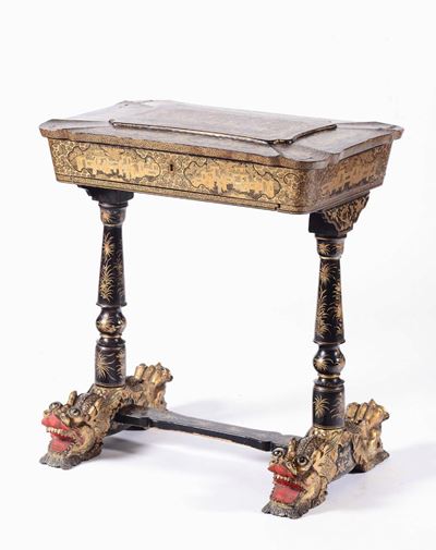Tavolino in Legno Laccato Contenente Oggetti da Ricamo in Avorio, Cina, Dinastia Qing, Fine XIX S...