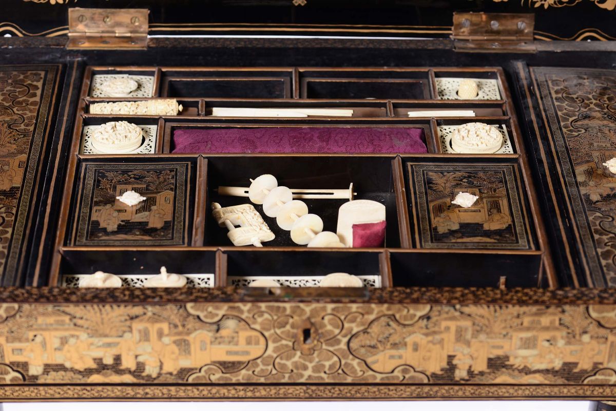 Tavolino in Legno Laccato Contenente Oggetti da Ricamo in Avorio, Cina, Dinastia Qing, Fine XIX S...