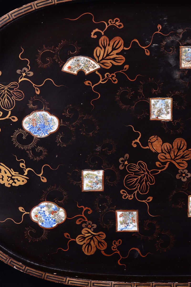 Vassoio in Legno Laccato con Innesti in Porcellana, Cina, Inizio XX Secolo