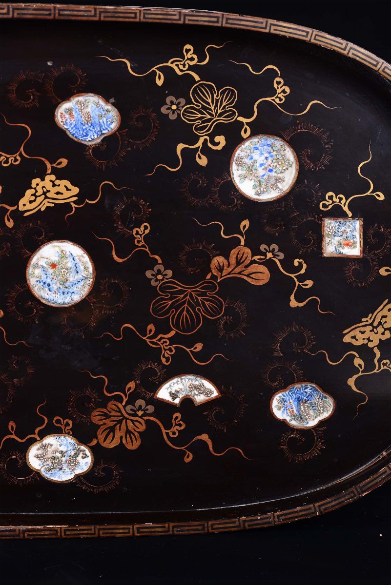 Vassoio in Legno Laccato con Innesti in Porcellana, Cina, Inizio XX Secolo