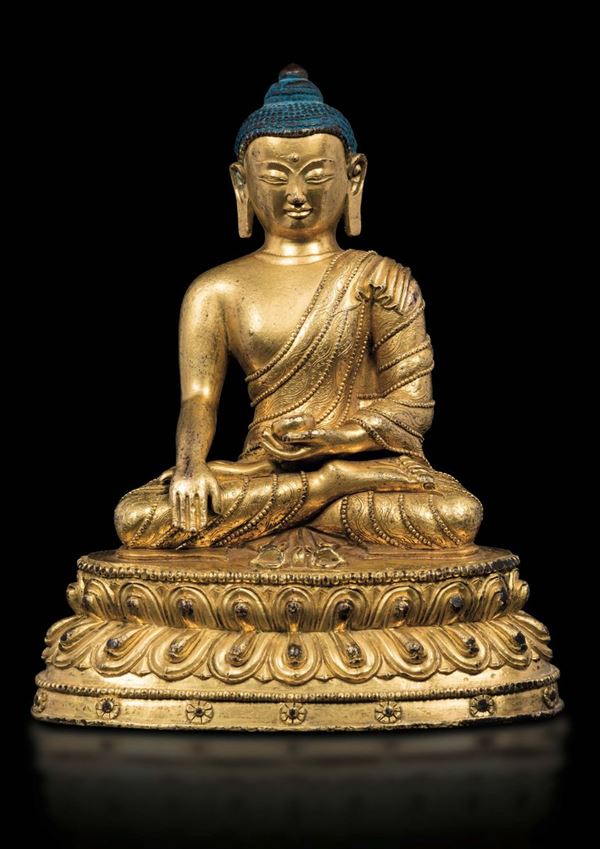 Figura di Buddha in bronzo dorato seduto su fiore di loto con coppetta tra le mani, Cina, inizio XX secolo