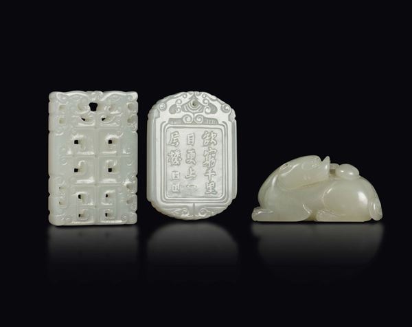 Lotto di tre giade bianche: una figura di cane e due placche, una con iscrizioni e paesaggio ed una con decoro d'ispirazione arcaica, Cina, XX secolo