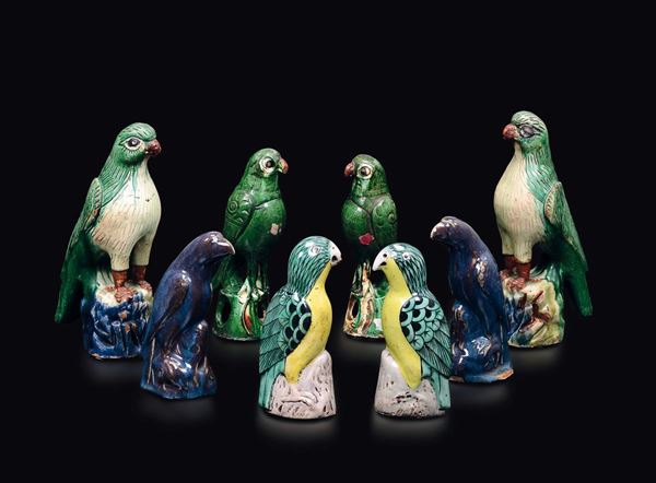 Otto diversi pappagalli in porcellana a smalti policromi, Cina, Dinastia Qing, XVIII/XIX secolo