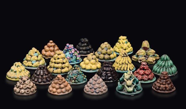Lotto di ventuno cestini di frutta in porcellana a smalti policromi, Cina, Dinastia Qing, XIX secolo