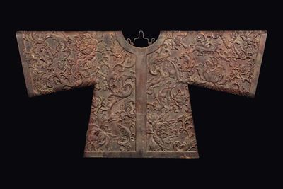 Insegna a Forma di Veste in Legno di Homu Finemente Intagliato con Decoro a Rilievo di Fiori, Cin...