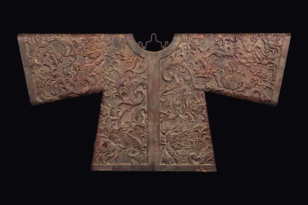 Insegna a forma di veste in legno di homu finemente intagliato con decoro a rilievo di fiori, Cina, Dinastia Qing, epoca Qianlong (1736-1795)