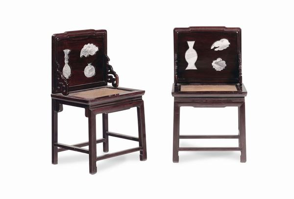 Coppia di sedie in legno di homu con placche in marmo, Cina, Dinastia Qing, XIX secolo
