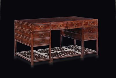 Scrivania in Legno di Homu e Radica Massello con Cassetti, Cina, Dinastia Qing, XIX Secolo