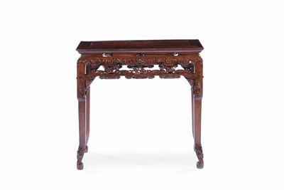 Consolle in Legno di Homu con Decoro Traforato, Cina, Dinastia Qing, XVIII Secolo