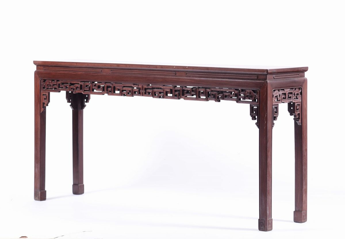 Coppia di Consolle in Legno di Homu con Decoro Traforato, Cina, Dinastia Qing, XIX Secolo