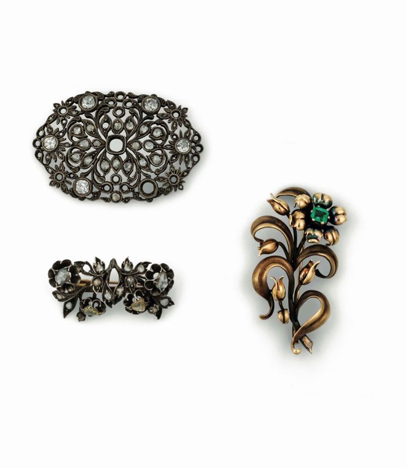Lot comprising of three diamond and emerald brooches  - Auction Vintage, Jewels and Bijoux - Cambi Casa d'Aste