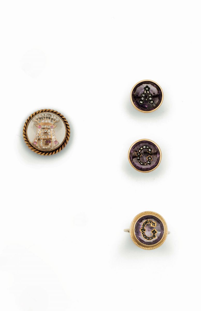 Lotto composto da un pendente un anello ed un paio di bottoni da polso  - Asta Gioielli - Asta Online - Cambi Casa d'Aste