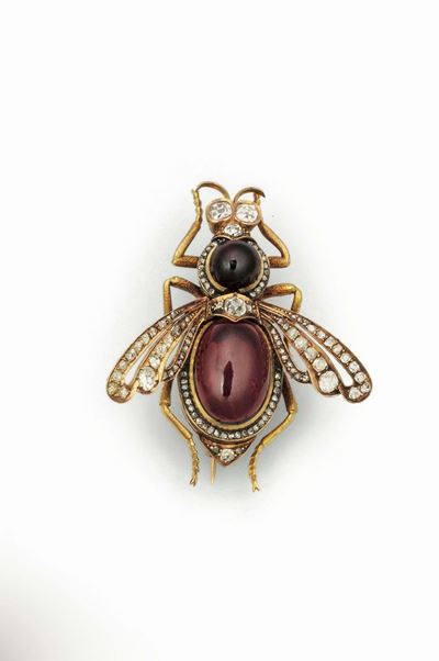 Spilla “calabrone” con Due Granati Taglio Cabochon e Piccoli Diamanti