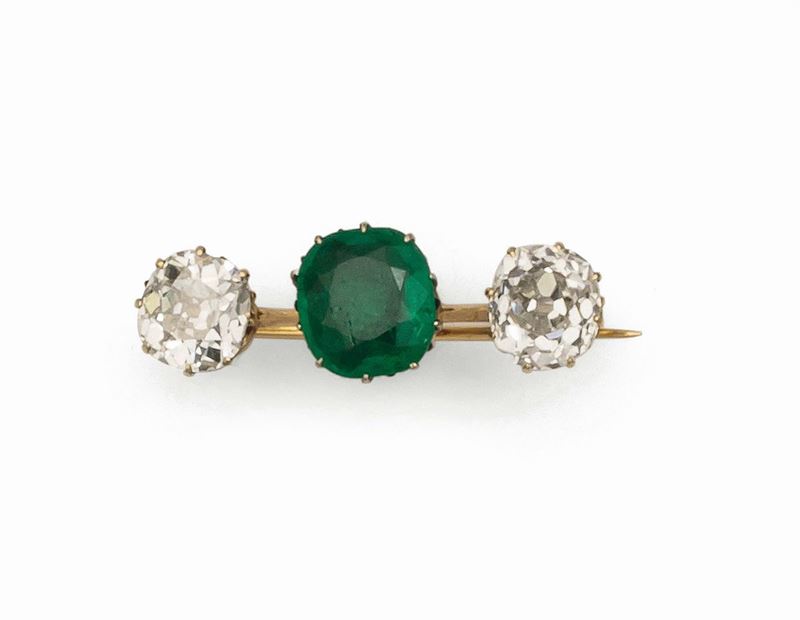 Spilla a barretta con smeraldo centrale e due diamanti di vecchio taglio  - Asta Fine Jewels - Cambi Casa d'Aste