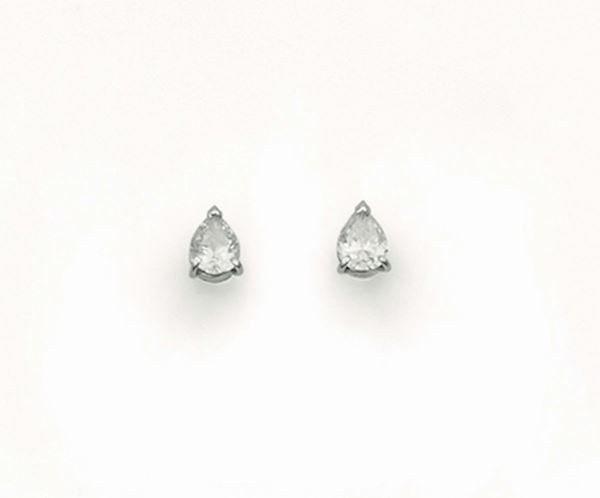 Earrings with pear-cut diamond set in white gold