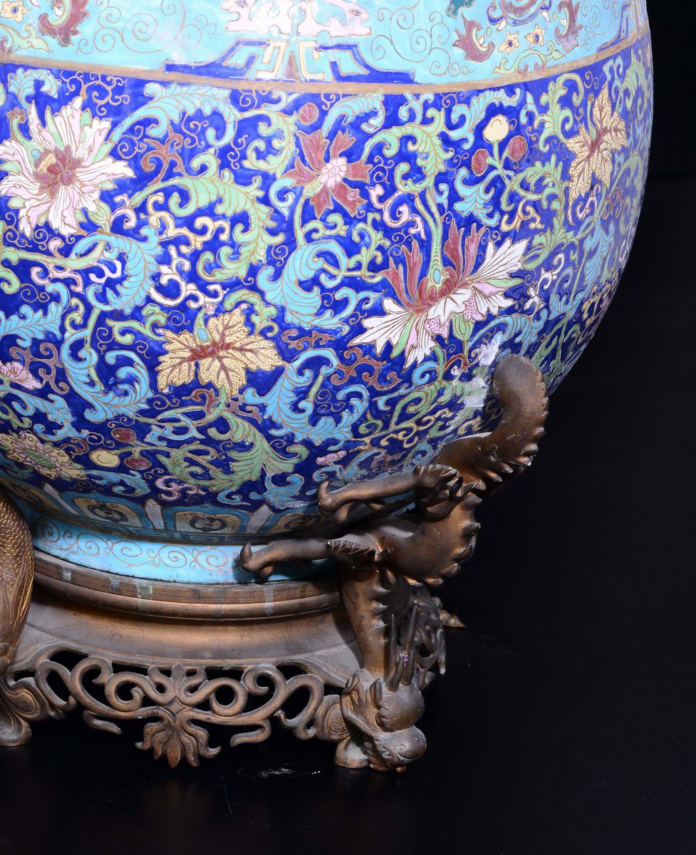 Cachepot a Smalti Cloisonné con Decoro di Fiori di Loto con Montatura in Bronzo a Foggia di Dragh...