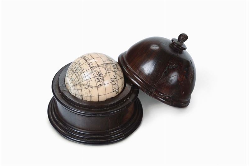 Globo terrestre in avorio entro custodia in palissandro  - Auction Fine art - II - Cambi Casa d'Aste