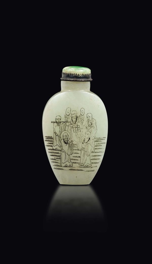 Snuff bottle in giaga bianca Celadon con figure di saggi ed iscrizioni e stopper in giadeite, Cina, Dinastia Qing