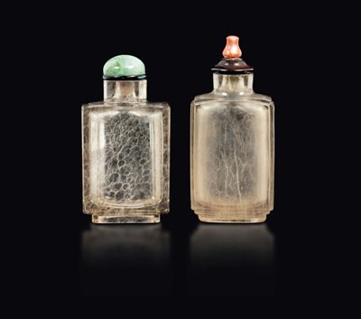 Due Snuff Bottle in Vetro a Corpo Rettangolare, una con Tappo in Giadeite L'altra in Legno e Cora...