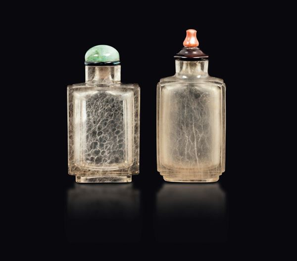 Due snuff bottle in vetro a corpo rettangolare, una con tappo in giadeite l'altra in legno e corallo, Cina, inizio XX secolo