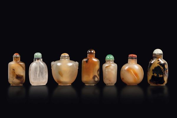 Lotto di sei snuff bottles in agata ed una in vetro, Cina, Dinastia Qing, XIX secolo