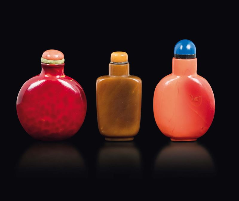 Lotto di tre snuff bottles in materiali diversi, Cina, XX secolo  - Asta Arte Orientale - Asta Online - Cambi Casa d'Aste