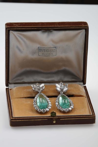 Bulgari: Orecchini Pendenti con Grandi Smeraldi Naturali Colombiani di Ct 17,04 e Diamanti Taglio...