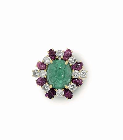 Anello con Smeraldo Inciso con Diamanti e Rubini a Contorno