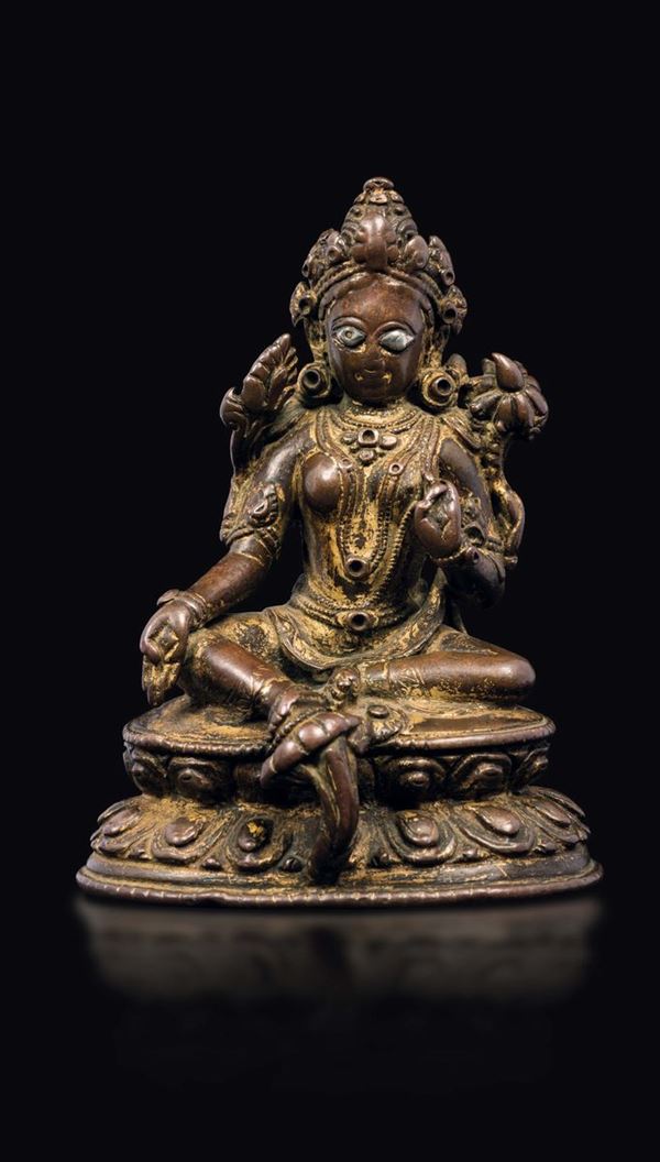 Figura di Amitaya in bronzo con tracce di doratura ed occhi in argento seduta su doppio fiore di loto, Tibet, XV secolo