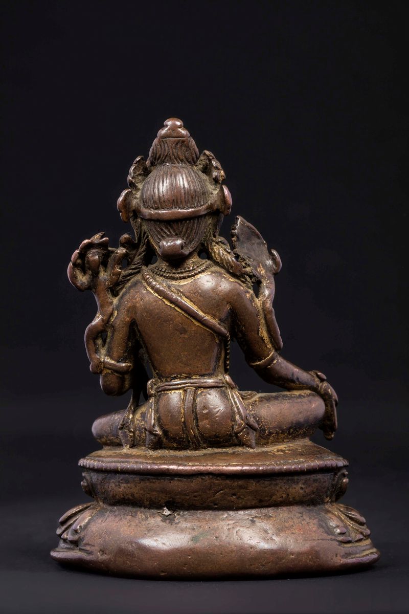 Figura di Amitaya in Bronzo con Tracce di Doratura ed Occhi in Argento Seduta su Doppio Fiore di ...