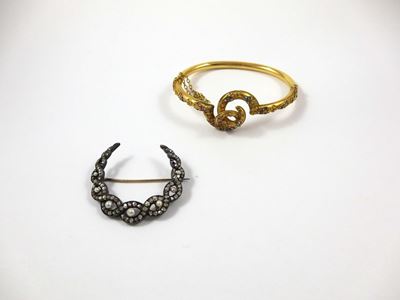 Lotto Composto da un Bracciale Rigido con Rubini, Smeraldi e Perline ed una Spilla con Rosette di...