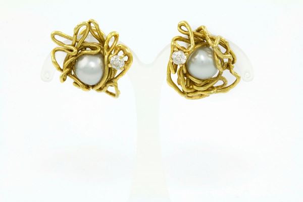 Pair od pearls and diamond earrings